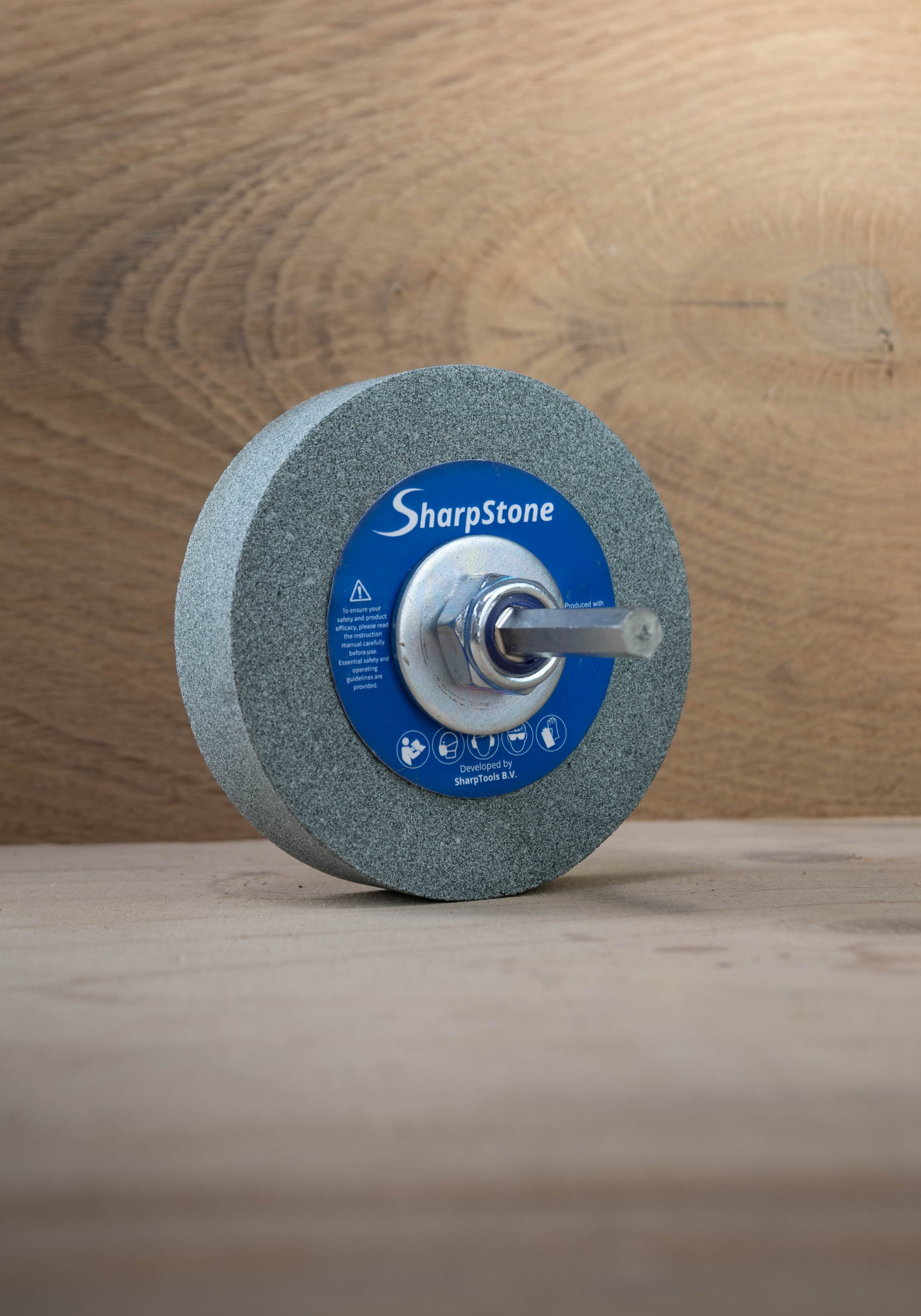 Video showing a chisel being sharpened using the SharpStone grinding disc mounted on a spade bit in a cordless drill – fast and mobile sharpening solution.