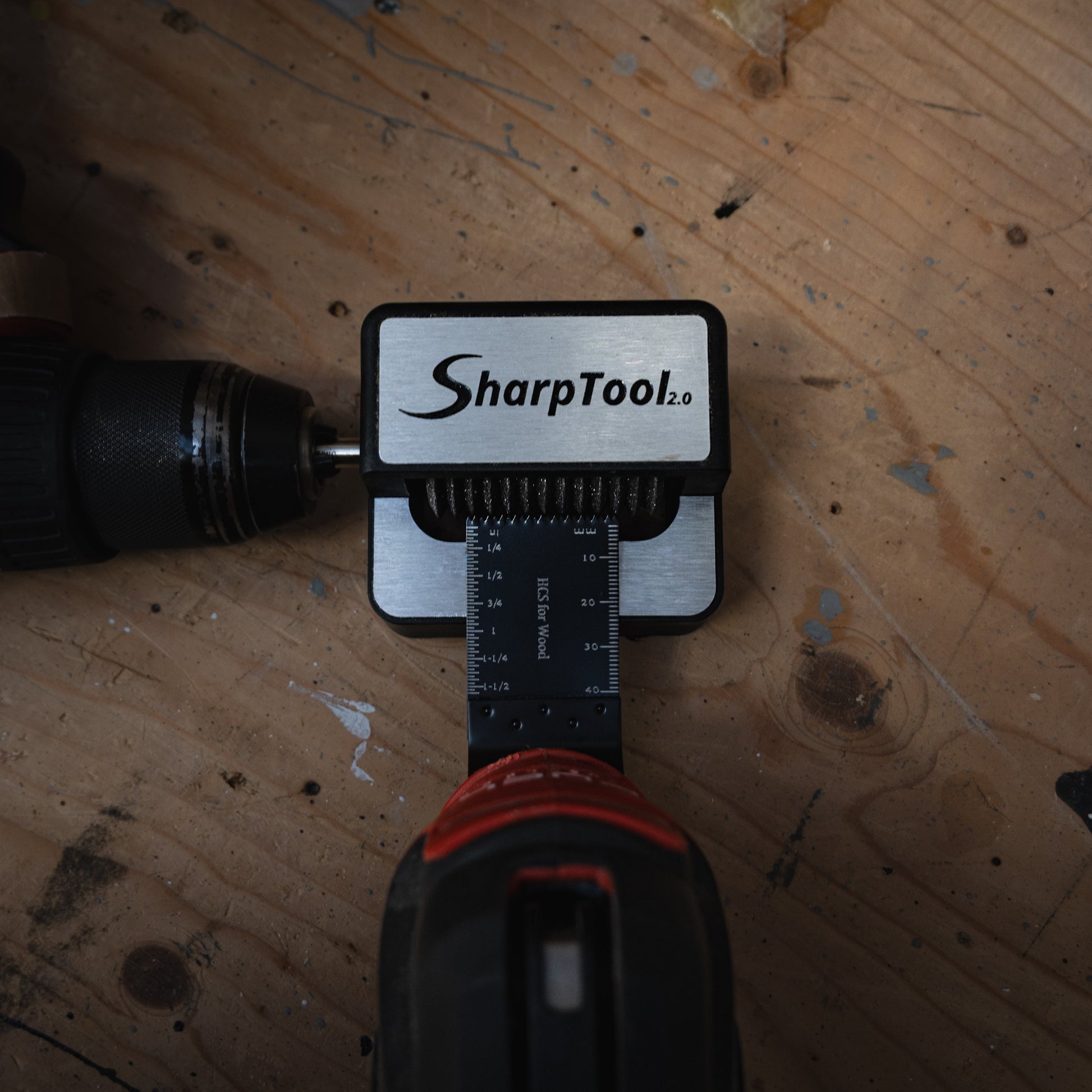 SharpTool 2.0 multitoolblad-slijper op een werkbank tijdens het slijpen van een HCS for wood zaagblad