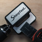SharpTool 2.0 die een multitoolblad snel en efficiënt aanscherpt met een boormachine scherpe tanden zichtbaar van de multitool